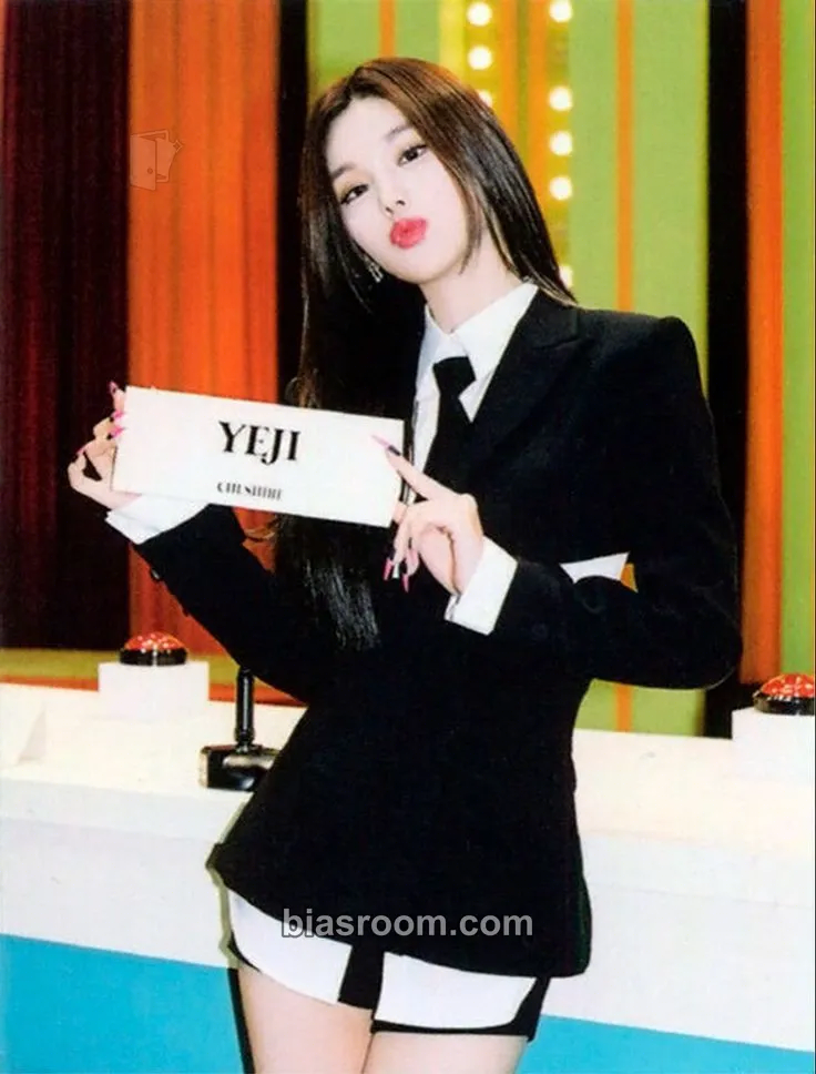 Yeji Cheshire Photocard - ITZY - ITZY K-pop photocard