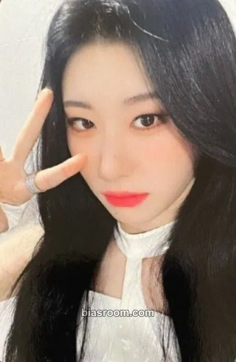 Chaeryeong Cheshire Photocard - ITZY - ITZY K-pop photocard