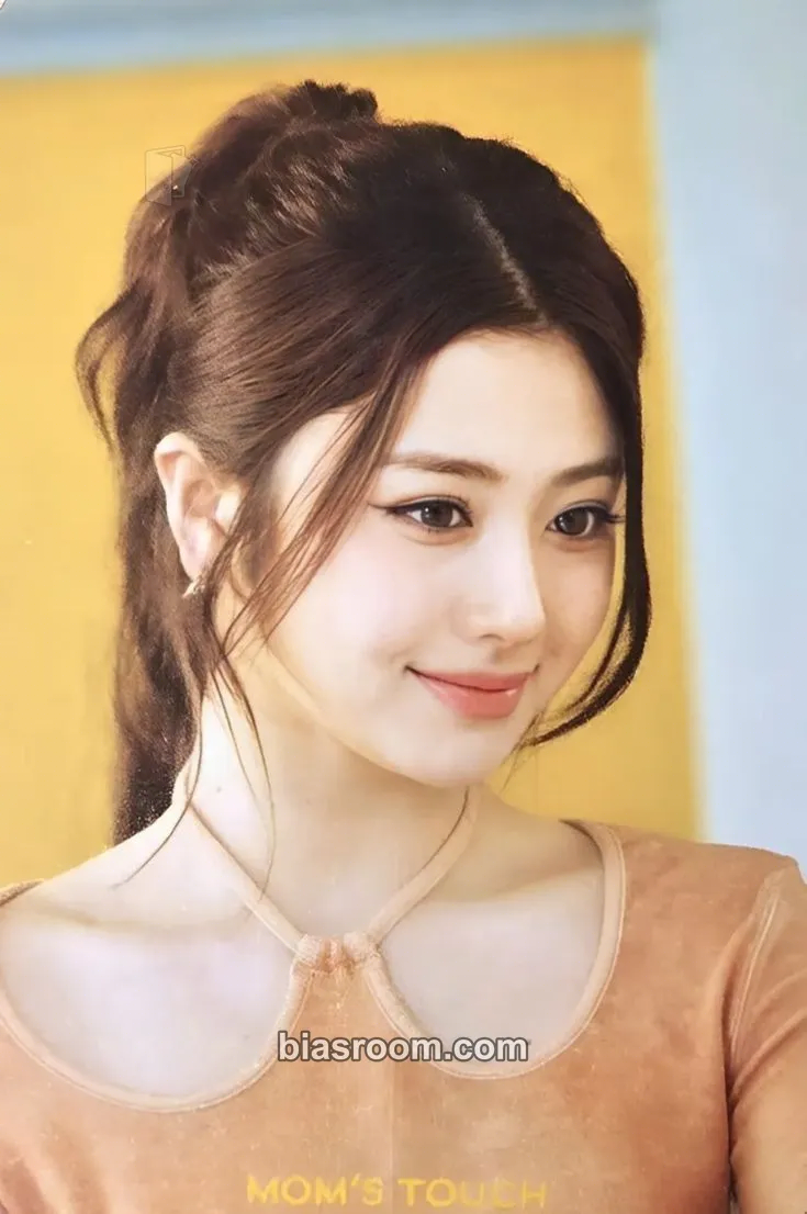 Huh Yunjin Mom's Touch x Le Sserafim Photocard - LE SSERAFIM - LE SSERAFIM K-pop photocard