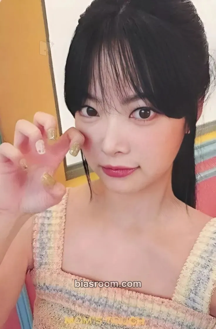 Hong Eunchae Mom's Touch x Le Sserafim Photocard - LE SSERAFIM - LE SSERAFIM K-pop photocard