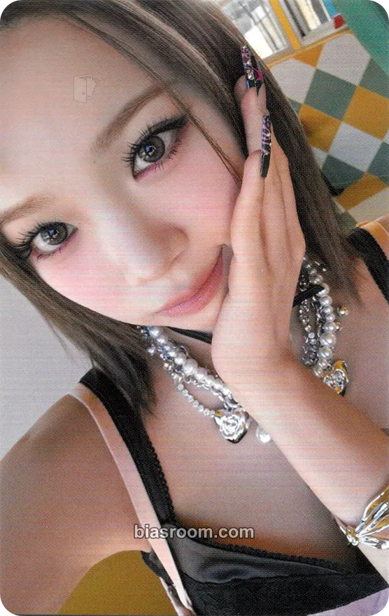 Kim Chaewon DIFFERENT Photocard - LE SSERAFIM - LE SSERAFIM K-pop photocard