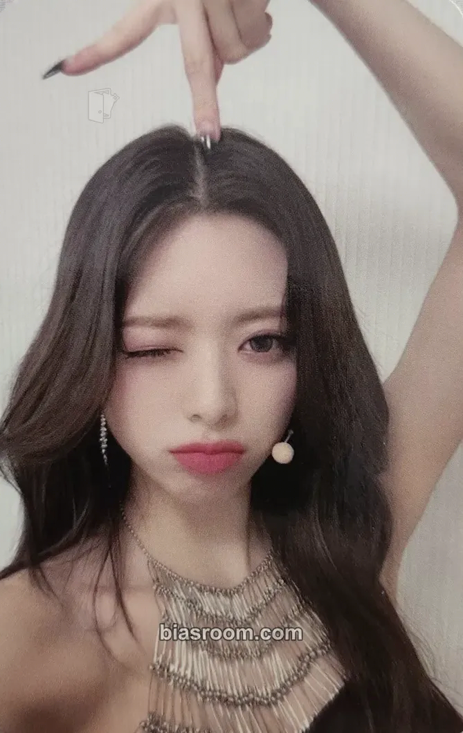 Yuna Cheshire Photocard - ITZY - ITZY K-pop photocard