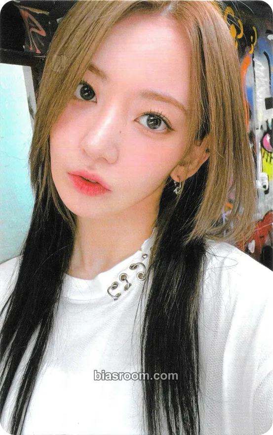 Sakura ANTIFRAGILE Photocard - LE SSERAFIM - LE SSERAFIM K-pop photocard