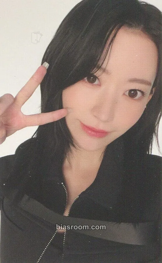 Sakura Flame Rises Tour (2023) Photocard - LE SSERAFIM - LE SSERAFIM K-pop photocard