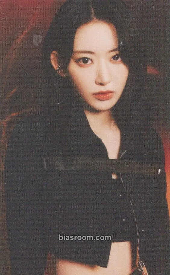 Sakura Flame Rises Tour (2023) Photocard - LE SSERAFIM - LE SSERAFIM K-pop photocard
