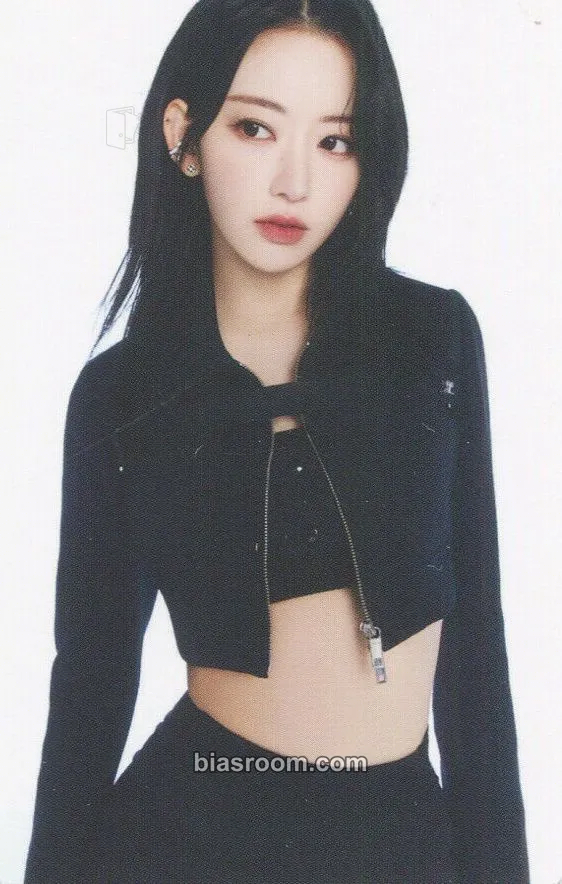 Sakura Flame Rises Tour (2023) Photocard - LE SSERAFIM - LE SSERAFIM K-pop photocard