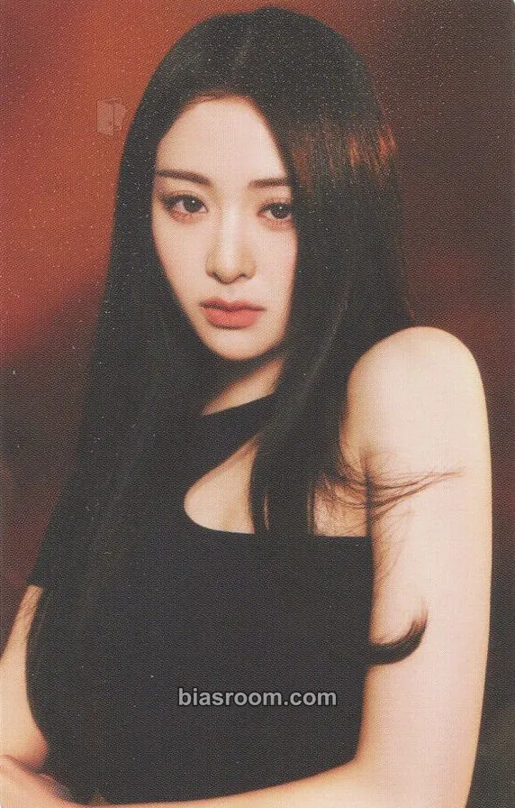 Huh Yunjin Flame Rises Tour (2023) Photocard - LE SSERAFIM - LE SSERAFIM K-pop photocard