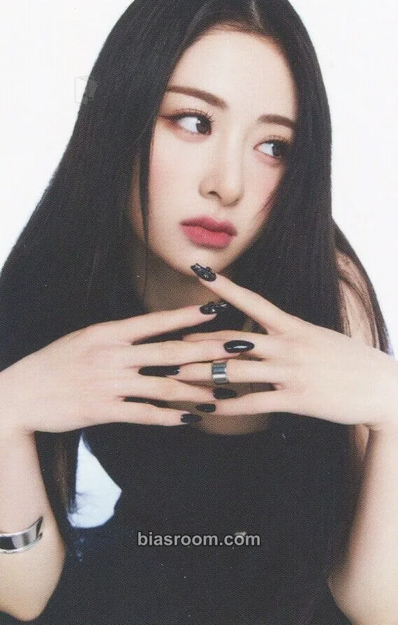 Huh Yunjin Flame Rises Tour (2023) Photocard - LE SSERAFIM - LE SSERAFIM K-pop photocard