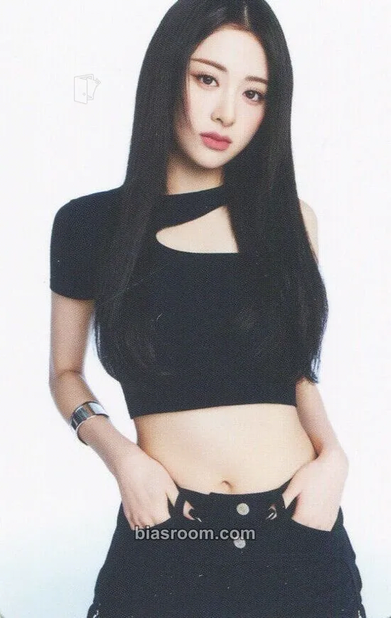 Huh Yunjin Flame Rises Tour (2023) Photocard - LE SSERAFIM - LE SSERAFIM K-pop photocard