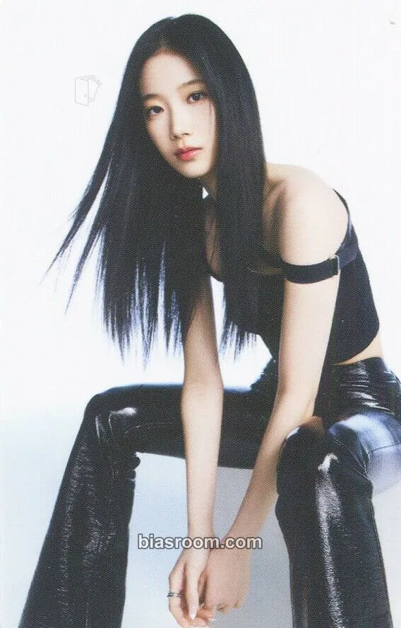 Kazuha Flame Rises Tour (2023) Photocard - LE SSERAFIM - LE SSERAFIM K-pop photocard