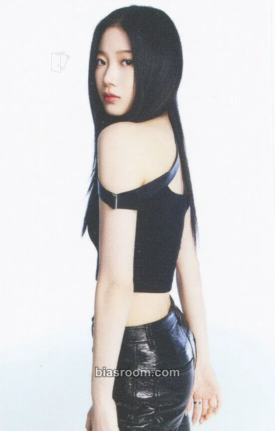 Kazuha Flame Rises Tour (2023) Photocard - LE SSERAFIM - LE SSERAFIM K-pop photocard