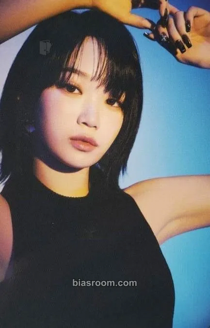 Kim Chaewon Flame Rises Tour (2023) Photocard - LE SSERAFIM - LE SSERAFIM K-pop photocard