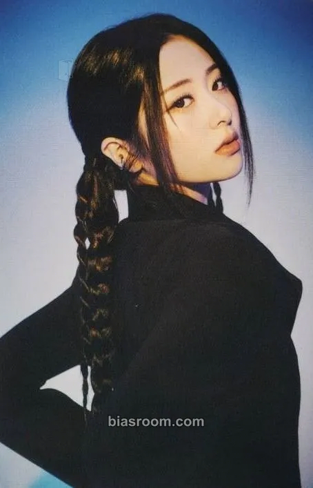 Huh Yunjin Flame Rises Tour (2023) Photocard - LE SSERAFIM - LE SSERAFIM K-pop photocard