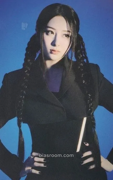 Huh Yunjin Flame Rises Tour (2023) Photocard - LE SSERAFIM - LE SSERAFIM K-pop photocard