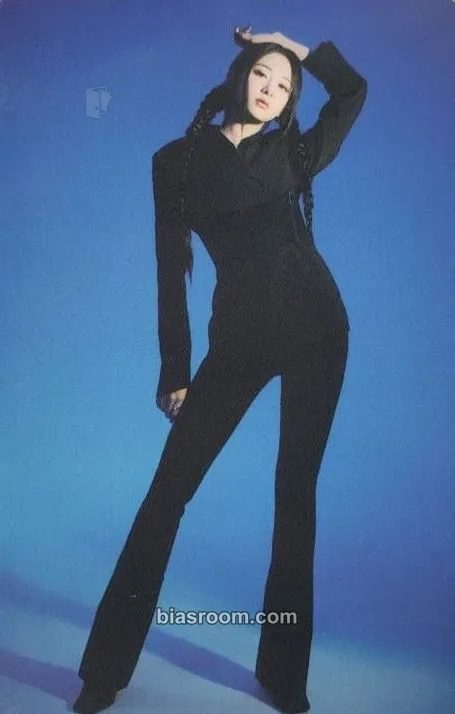 Huh Yunjin Flame Rises Tour (2023) Photocard - LE SSERAFIM - LE SSERAFIM K-pop photocard