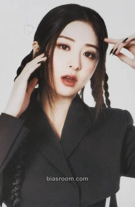 Huh Yunjin Flame Rises Tour (2023) Photocard - LE SSERAFIM - LE SSERAFIM K-pop photocard