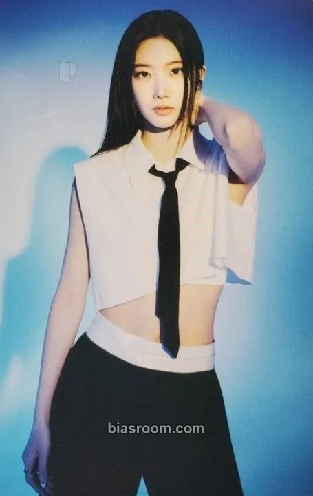 Kazuha Flame Rises Tour (2023) Photocard - LE SSERAFIM - LE SSERAFIM K-pop photocard