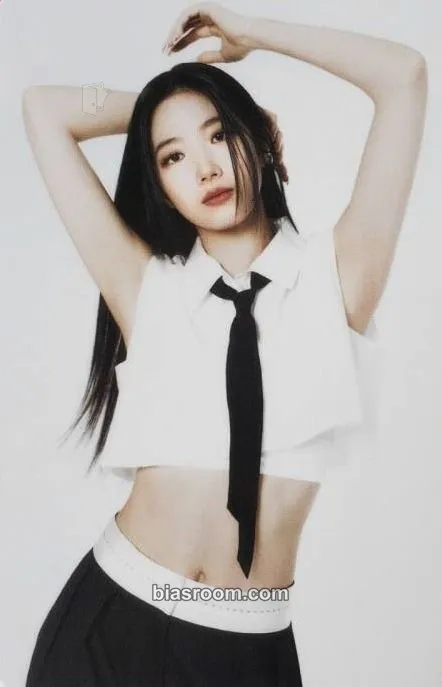 Kazuha Flame Rises Tour (2023) Photocard - LE SSERAFIM - LE SSERAFIM K-pop photocard