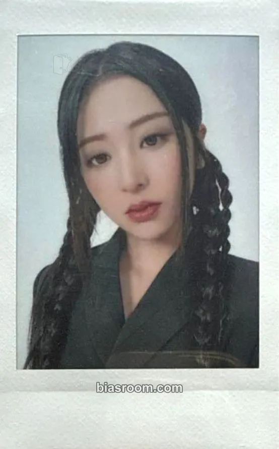 Huh Yunjin Flame Rises Tour (2023) Photocard - LE SSERAFIM - LE SSERAFIM K-pop photocard