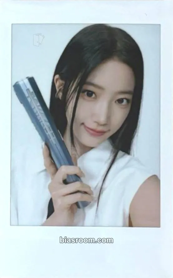 Kazuha Flame Rises Tour (2023) Photocard - LE SSERAFIM - LE SSERAFIM K-pop photocard