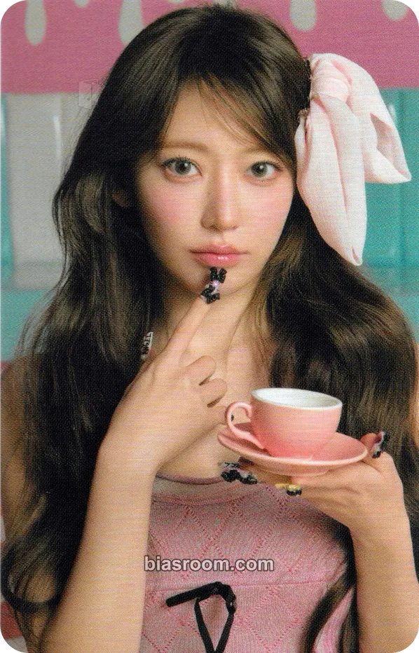 Sakura DIFFERENT Photocard - LE SSERAFIM - LE SSERAFIM K-pop photocard
