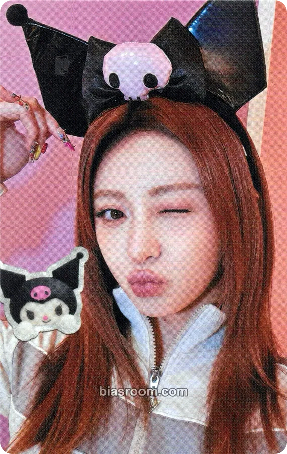 Huh Yunjin DIFFERENT Photocard - LE SSERAFIM - LE SSERAFIM K-pop photocard