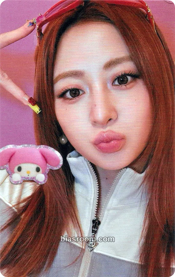 Huh Yunjin DIFFERENT Photocard - LE SSERAFIM - LE SSERAFIM K-pop photocard