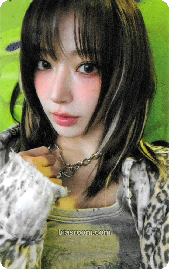 Sakura DIFFERENT Photocard - LE SSERAFIM - LE SSERAFIM K-pop photocard