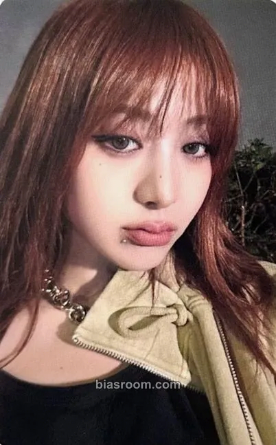 Huh Yunjin DIFFERENT Photocard - LE SSERAFIM - LE SSERAFIM K-pop photocard