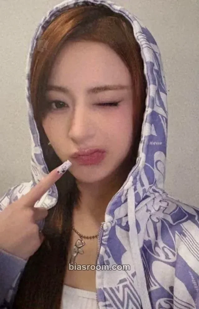 LE SSERAFIM - Huh Yunjin - DIFFERENT Album UMS japan (universal music store) lucky draw round 3