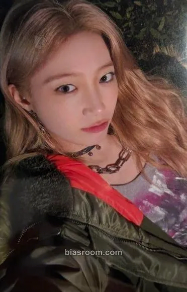 Kazuha DIFFERENT Photocard - LE SSERAFIM - LE SSERAFIM K-pop photocard