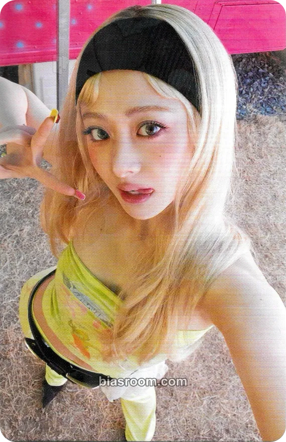Huh Yunjin DIFFERENT Photocard - LE SSERAFIM - LE SSERAFIM K-pop photocard