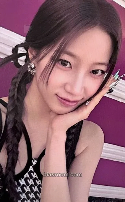 Kazuha DIFFERENT Photocard - LE SSERAFIM - LE SSERAFIM K-pop photocard