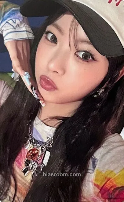 Hong Eunchae DIFFERENT Photocard - LE SSERAFIM - LE SSERAFIM K-pop photocard