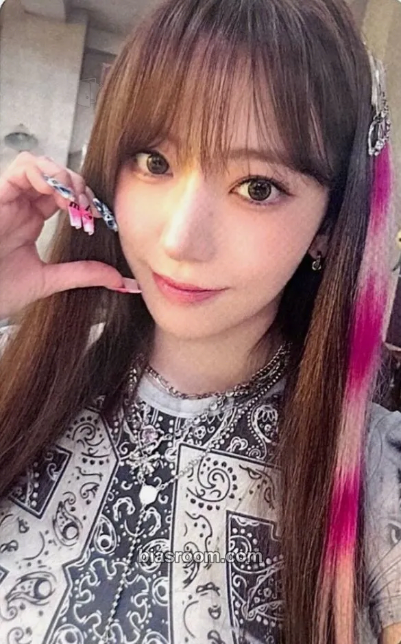 Sakura DIFFERENT Photocard - LE SSERAFIM - LE SSERAFIM K-pop photocard