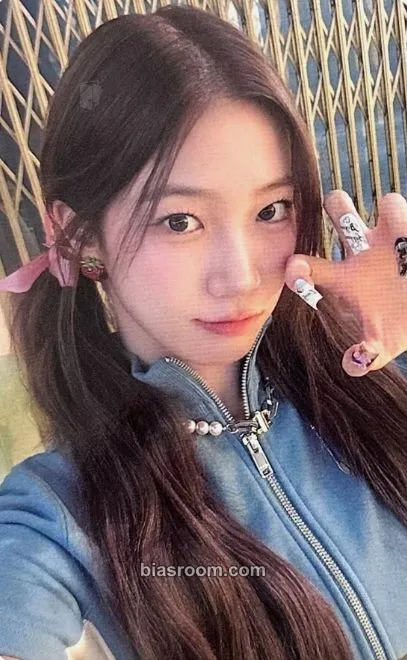Kazuha DIFFERENT Photocard - LE SSERAFIM - LE SSERAFIM K-pop photocard