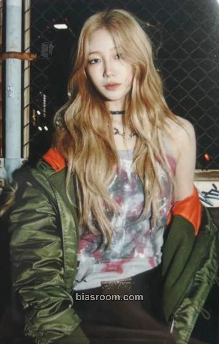 Kazuha DIFFERENT Photocard - LE SSERAFIM - LE SSERAFIM K-pop photocard