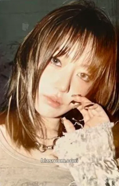 Sakura DIFFERENT Photocard - LE SSERAFIM - LE SSERAFIM K-pop photocard