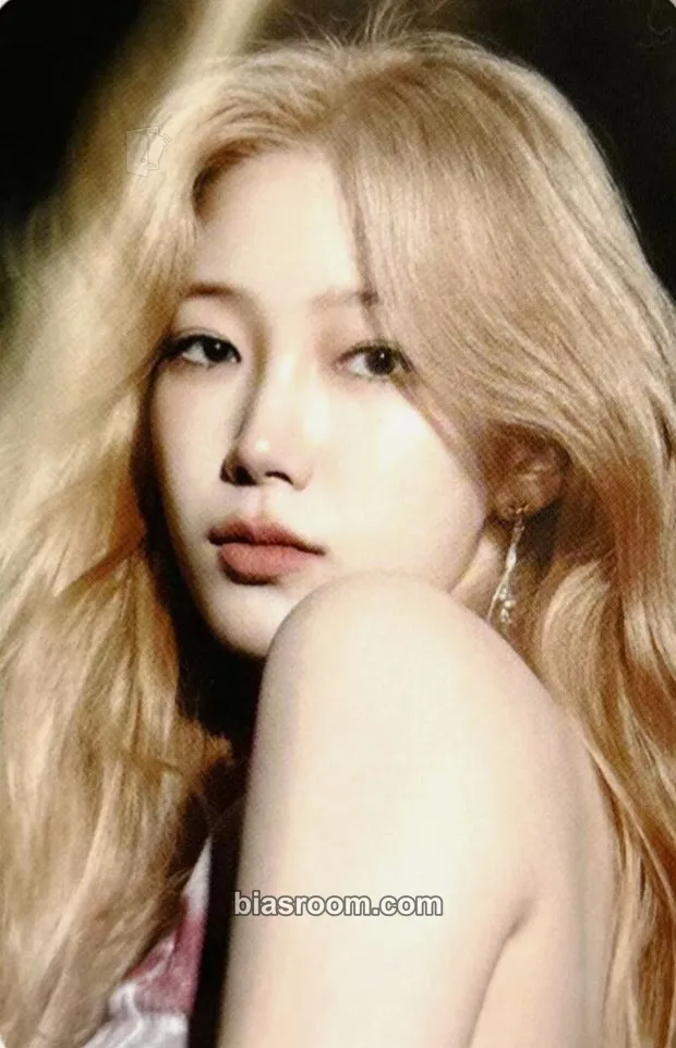 Kazuha DIFFERENT Photocard - LE SSERAFIM - LE SSERAFIM K-pop photocard