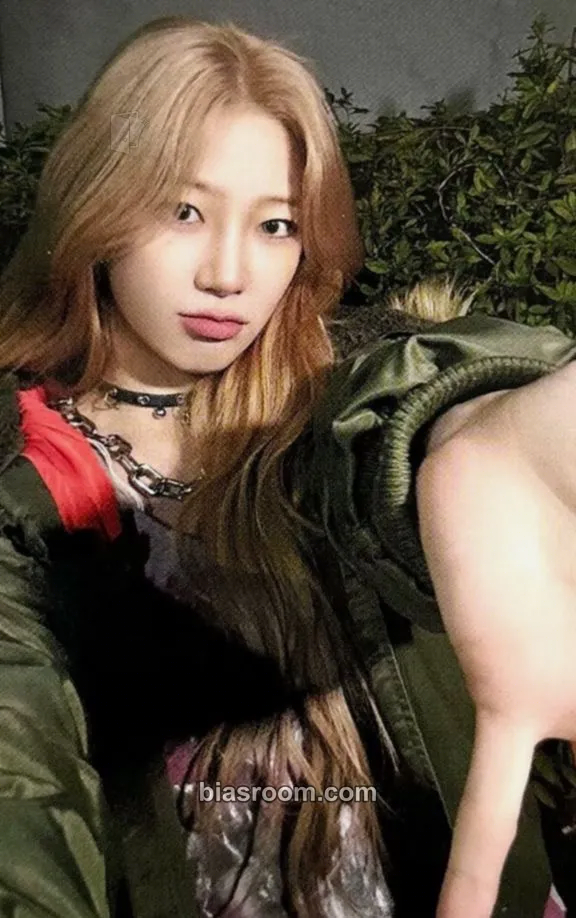 Kazuha DIFFERENT Photocard - LE SSERAFIM - LE SSERAFIM K-pop photocard