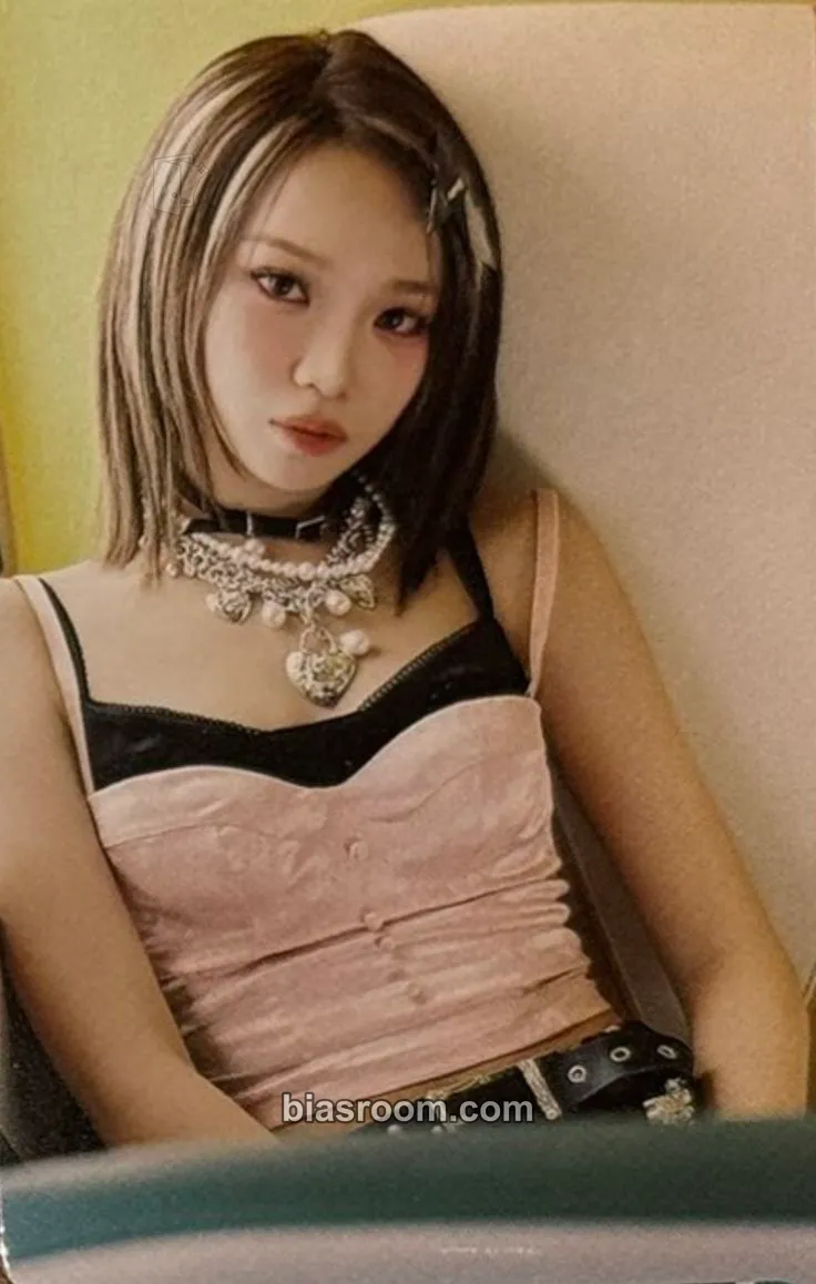 Kim Chaewon DIFFERENT Photocard - LE SSERAFIM - LE SSERAFIM K-pop photocard