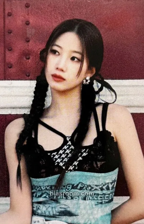 Kazuha DIFFERENT Photocard - LE SSERAFIM - LE SSERAFIM K-pop photocard