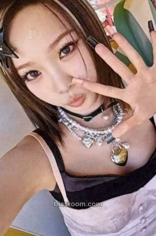 Kim Chaewon DIFFERENT Photocard - LE SSERAFIM - LE SSERAFIM K-pop photocard