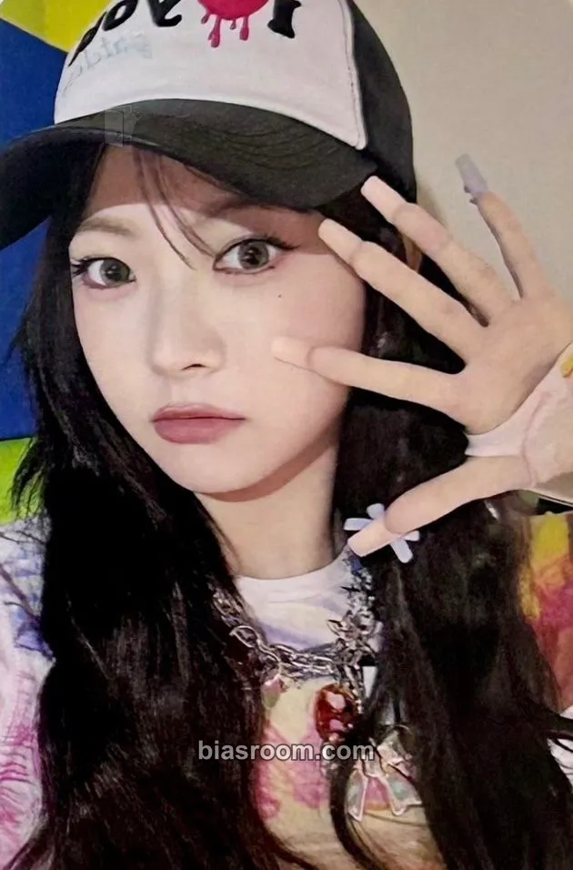 Hong Eunchae DIFFERENT Photocard - LE SSERAFIM - LE SSERAFIM K-pop photocard