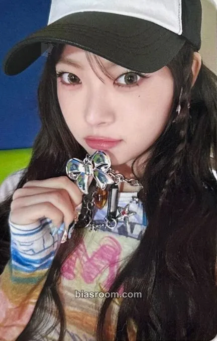 Hong Eunchae DIFFERENT Photocard - LE SSERAFIM - LE SSERAFIM K-pop photocard