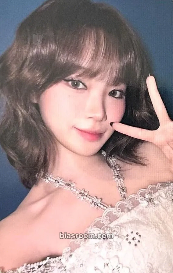 Kim Chaewon DIFFERENT Photocard - LE SSERAFIM - LE SSERAFIM K-pop photocard