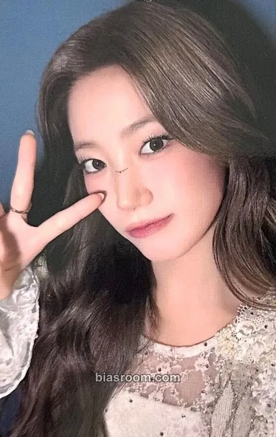 Kazuha DIFFERENT Photocard - LE SSERAFIM - LE SSERAFIM K-pop photocard