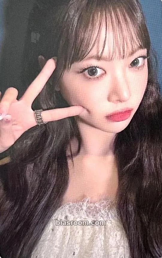 Hong Eunchae DIFFERENT Photocard - LE SSERAFIM - LE SSERAFIM K-pop photocard