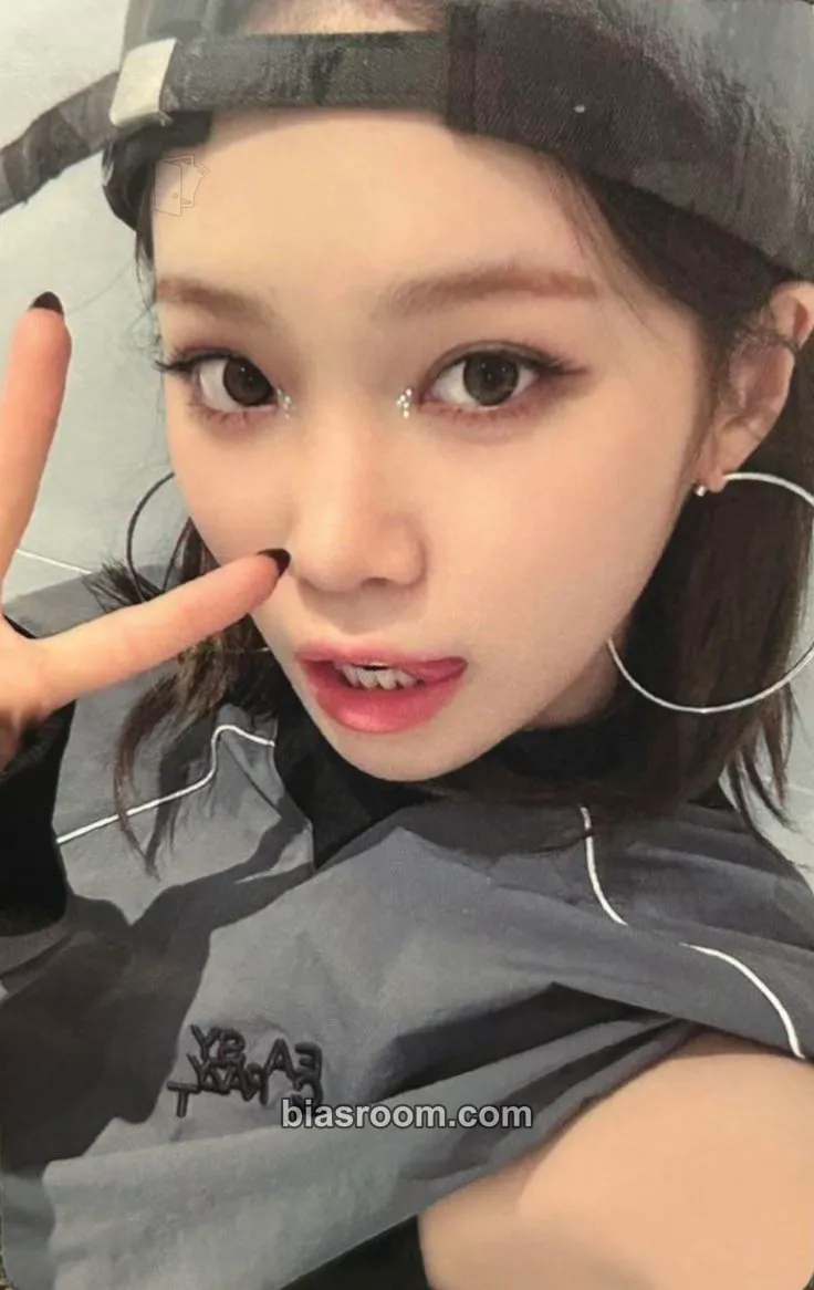Kim Chaewon DIFFERENT Photocard - LE SSERAFIM - LE SSERAFIM K-pop photocard