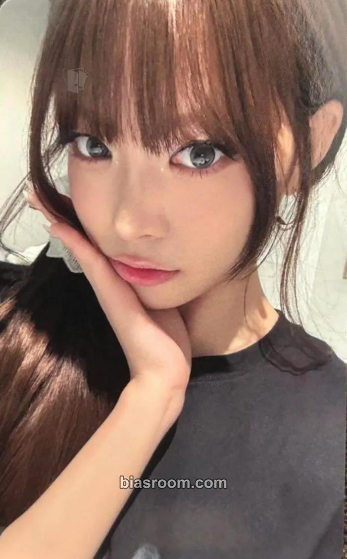 Hong Eunchae DIFFERENT Photocard - LE SSERAFIM - LE SSERAFIM K-pop photocard